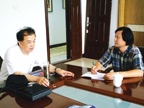 知名表演藝術(shù)家黃宏與傅紹相總經(jīng)理親切交談雕塑藝術(shù)