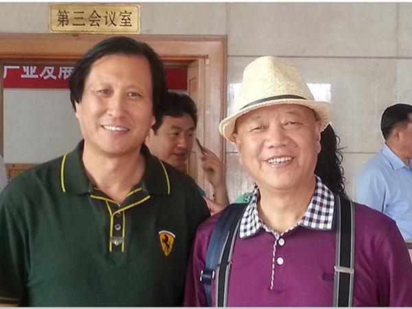 十世班禪額爾德尼確吉堅贊親賜的班禪畫師、國家一級美術師、第六屆中國美術家協(xié)會副主席、中國當代工筆畫學會理事尼瑪澤仁與傅紹相總經(jīng)理在一起