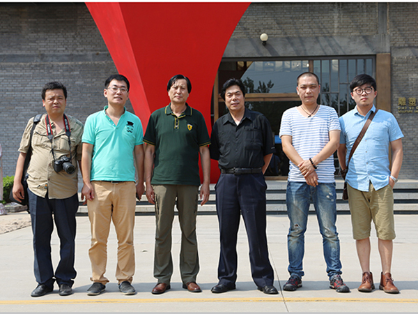 原天津美術(shù)學(xué)院副院長、知名雕塑家于世宏教授一行蒞臨華藝雕塑參觀考察