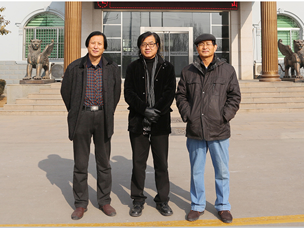 知名雕塑家、天津美術學院景育民教授，知名雕塑家、山東工藝美院李友生教授與總經理傅紹相在一起