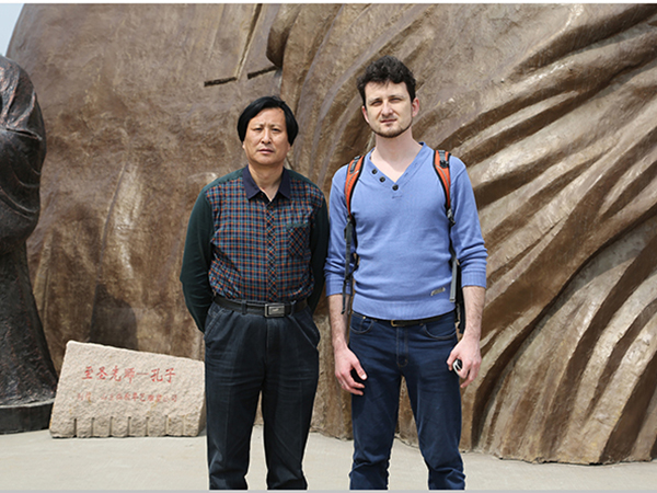 烏克蘭知名雕塑家巴沙教授與總經(jīng)理傅紹相在一起