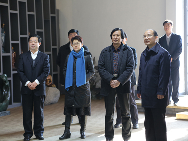 山東省人民政府副省長季緗綺，省文化廳副廳長胡上山，濰坊市人民政府副市長王桂英等領導在臨朐縣委書記顧建華的陪同下來華藝雕塑視察指導并參觀華藝雕塑館，董事長傅紹相介紹企業(yè)情況及雕塑藝術