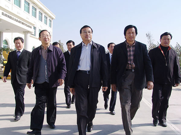 中共山東省委常委、政法委書記才利民蒞臨華藝雕塑視察指導(dǎo)，傅紹相總經(jīng)理介紹雕塑藝術(shù)。