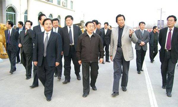 山東省委副書記、省長韓寓群、濰坊市委書記張新起一行蒞臨華藝雕塑參觀指導(dǎo)，傅紹相總經(jīng)理介紹雕塑藝術(shù)