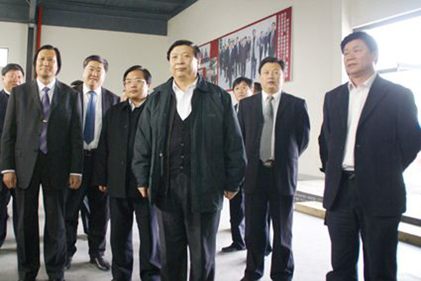 山東省委副書記、省長姜大明、副省長賈萬志、濰坊市委書記張新起等領導于2009年4月15日蒞臨華藝雕塑視察指導，總經理傅紹相介紹雕塑藝術。