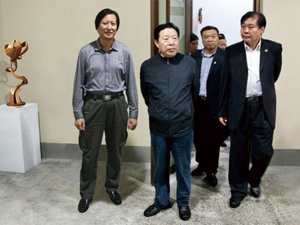 全國政協(xié)副主席、中國文聯(lián)主席孫家正在濰坊市政協(xié)主席趙興濤等領(lǐng)導(dǎo)陪同下參觀華藝雕塑坊茨小鎮(zhèn)雕塑館，孫主席對華藝雕塑給予高度評價(jià)，傅紹相總經(jīng)理介紹雕塑藝術(shù)