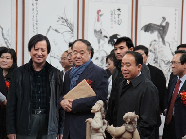 中國(guó)作家協(xié)會(huì)副主席、2012年度諾貝爾文學(xué)獎(jiǎng)獲得者莫言與總經(jīng)理傅紹相在一起。