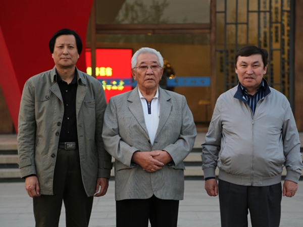 蒙古國(guó)前總理宮嘎·道爾基、現(xiàn)任議員巴克先生來(lái)華藝雕塑視察指導(dǎo)，并題字留念，及進(jìn)行項(xiàng)目洽談合作等。傅紹相總經(jīng)理陪同參觀并向客人介紹雕塑藝術(shù)。