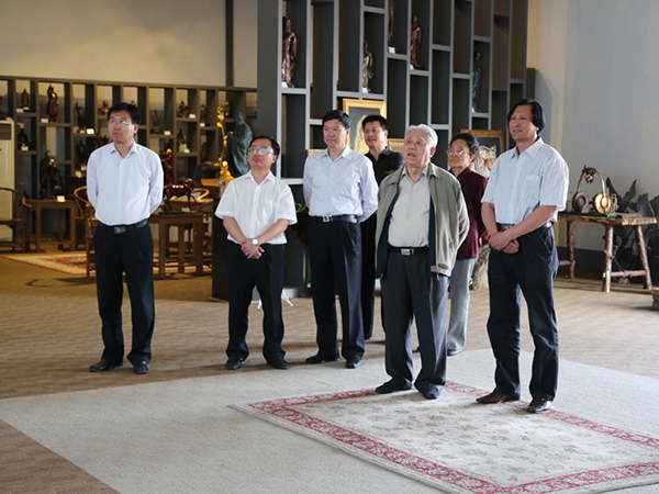 原中國(guó)人民解放軍海軍司令員石云生上將一行在濰坊原市人大副主任王永興、臨朐縣劉裕斌縣長(zhǎng)的陪同下來(lái)華藝視察指導(dǎo)并題字留念，傅紹相總經(jīng)理向客人介紹雕塑藝術(shù)。