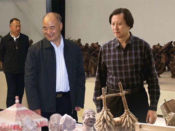 中央政治局委員、中央軍事委員會(huì)副主席許其亮來(lái)華藝雕塑視察指導(dǎo)，傅紹相總經(jīng)理介紹雕塑藝術(shù)
