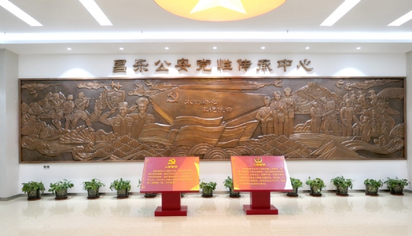 《昌樂(lè)縣公安局黨性教育傳承中心》紫銅板鍛造，尺寸：11×2.4m
